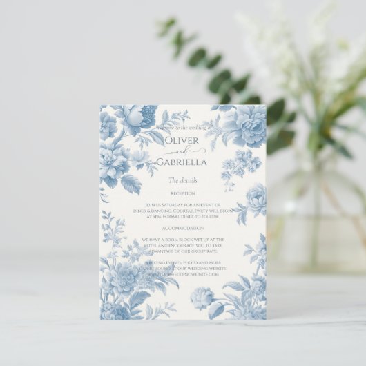 Elegant Frans toilet Blauwe Bloemen bruiloft Informatiekaartje (Staand voorkant)