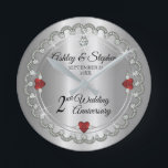 Elegant Garnet Diamonds 2e Jubileum voor bruiloft Ronde Klok<br><div class="desc">Opulente elegantie lijsten dit ontwerp van de tweede huwelijksdag in een uniek diamantontwerp met midden-traandeldiamant met hartvormige saffieraccenten en faux toegevoegde sparkles op een zilvertoongradiënt. Let erop dat alle versieringen gedrukt zijn en alleen gemaakt zijn om zo reëel mogelijk te lijken in een vlak, gedrukt ontwerp. Dit omvat alle metalen...</div>