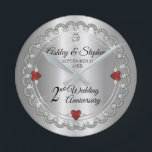 Elegant Garnet Diamonds 2e Jubileum voor bruiloft Ronde Klok<br><div class="desc">Opulente elegantie lijsten dit ontwerp van de tweede huwelijksdag in een uniek diamantontwerp met midden-traandeldiamant met hartvormige saffieraccenten en faux toegevoegde sparkles op een zilvertoongradiënt. Let erop dat alle versieringen gedrukt zijn en alleen gemaakt zijn om zo reëel mogelijk te lijken in een vlak, gedrukt ontwerp. Dit omvat alle metalen...</div>