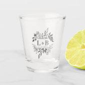 Elegant gebladerte paar Monogram Huwelijksgunst Shot Glas (Voorkant)