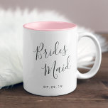 Elegant gebogen | Bridesmaid Tweekleurige Koffiemok<br><div class="desc">Een zoet en elegant cadeau voor uw bruidsmeisjes,  een mok met twee tinten in roze en witte functies "bridesmaid" in handgeschreven scripttypografie. Personaliseer je trouwdatum eronder.</div>