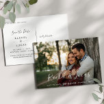 Elegant gebogen | De foto bewaart de Datum Aankondigingskaart<br><div class="desc">Een elegante bruiloft bespaart het datum briefkaart dat wordt ontworpen om uw favoriete horizontale of landschapsgeoriënteerde full-bleed foto van het verloving aan te passen. Uw namen verschijnen als witte tekstbekleding in modern hand geschreven manuscript. Personaliseer je trouwdatum en trouwlocatie onder. De briefkaarten keren aan extra show terug sparen de datumdetails,...</div>