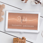 Elegant Geborsteld Koper Metaal Meisje Monogrammed Visitekaarthouder<br><div class="desc">Verhoog uw netwerkspel met onze Elegant Geborsteld Koper Metaal Girly Monogram Business Card Case. Dit chique en aanpasbare hoesje heeft een verfijnd geborsteld kopermetaalontwerp, versierd met een prachtig meisjesmonogram. Maak een statement en laat een blijvende indruk achter op klanten en medewerkers met dit stijlvolle en praktische accessoire. Of je nu...</div>