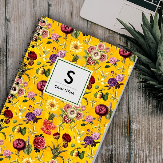 Elegant geel bloemmotief monogram notitieboek