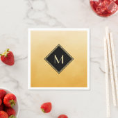 Elegant geel geborsteld met eenvoudig goudmonogram servet (Insitu)