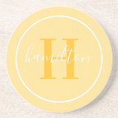 Elegant Geel Gouden Ronde Monogram Script Zandsteen Onderzetter (Voorkant)