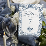 Elegant gegraveerd Frans Blauw Bloemen Toile Kaart<br><div class="desc">Elegant en   blauw en wit toile de jouy achtergrondpatroon met exotische bloemen,  wijnstokken en gebladerte verweven met slingers en manden van rozen met aangepaste gebeeldhouwde label,  elegant script tekst grafisch,  bloemenboeket en bewerkbaar tekstveld voor uw tafelnummer. Shop bijpassende producten in Collecties bij de Grafixmom winkel.</div>