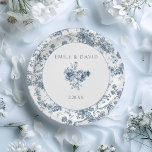 Elegant gegraveerd Frans Blauw Bloemen Toile Papieren Bordje<br><div class="desc">Elegant en   blauw en wit toile de jouy achtergrondpatroon met exotische bloemen,  wijnstokken en gebladerte verweven met slingers en manden van rozen met ronde blanco element,  bloemboeket en tekstvelden. Shop bijpassende producten in Collecties bij de Grafixmom winkel.</div>