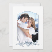 Elegant gegraveerd Frans Blauw Bloemen Toile Save The Date (Achterkant)