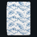 Elegant  gegraveerde blauwe Rozen en linten iPad Pro Cover<br><div class="desc">Elegant en romantisch blauw gegraveerde  rozen,  bloemen,  wijnstokken,  bladeren en vlinders met linten en bogen die op een witte achtergrond met elkaar zijn verweven.</div>