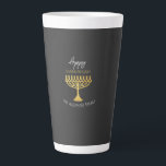Elegant Gelukkig Chanoeka Golden Menorah Latte Mok<br><div class="desc">Digitale kunst van Liliumdes. Pas het aan met uw gegevens.</div>