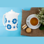 Elegant geometrisch Floral blauw en wit patroon Theepot<br><div class="desc">Moderne theepot met stijlvol elegant geometrisch bloemblauw en wit patroon. Deze blik kan plaatsen gaan en kan gemakkelijk in vele verschillende stijlen voor uw huis met inbegrip van landbouwhuis,  ontspannen en informeel,  of koekje worden opgenomen. Overeenkomende objecten zijn beschikbaar. Soortgelijke design zijn ook beschikbaar.</div>