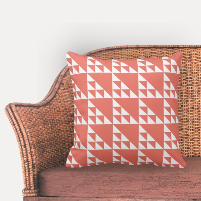 Elegant geometrische roze en witte driehoeken kussen (Elegant Geometric Pink & White Triangles Throw Pillow)