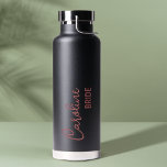 Elegant Gepersonaliseerd Bride Script Name Weddens Waterfles<br><div class="desc">Elegant Persoonlijk Bride Script Name Wedding Water Bottle . Perfect geschenk voor de bruid. Het ontwerp heeft een zwarte achtergrond met de naam die in een  manuscriptdoopvont wordt geschreven. Gepersonaliseerd deze door de naam te wijzigen. Neem contact met mij op via mypaperlove2021@gmail.com voor verdere aanpassingen zoals kleurverandering,  enzovoort.</div>