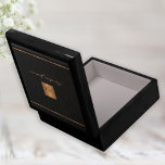 Elegant gepersonaliseerd monogram naam script zwar cadeaudoosje<br><div class="desc">Luxe exclusieve uitziende monogram stijlvolle gepersonaliseerde juwelen keepsake box met een faux goud koper metallic glitter vierkant en lijnen over een stijlvolle stijlvolle zwart lederen look achtergrond.          Personaliseer het met jouw naam en monogram initialen.</div>