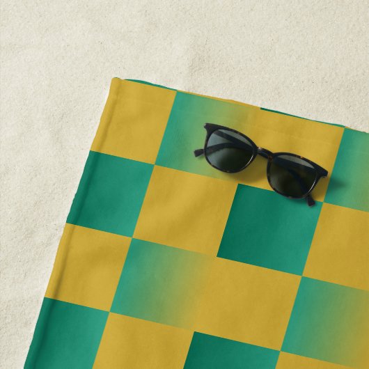 Elegant geruit patroon in groen en goud strandlaken (In situ)