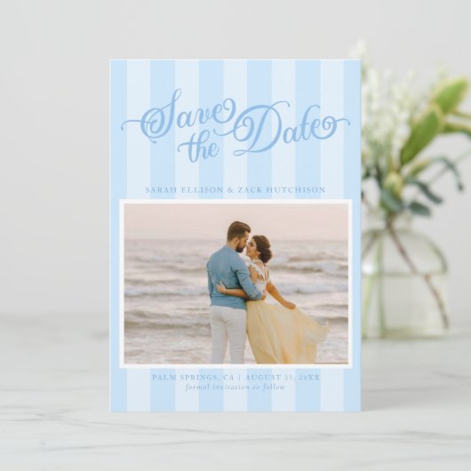 Elegant gestreept pastelblauw script Sla de datum  Save The Date (Staand voorkant)