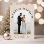 Elegant getrouwd en vrolijk boog foto kerst feestdagenkaart<br><div class="desc">Elegante lichte taupe huwelijksaankondiging kerstkaart voor pasgetrouwden met uw foto in een boogvormige lijst,  "Merry & Married" in klassieke serif typografie,  en uw vakantie begroeting,  namen en het jaar in eenvoudige moderne typografie.</div>