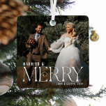 Elegant Getrouwd & Vrolijk Nieuwhuwen Foto Keepsak Metalen Ornament<br><div class="desc">Herinner je huwelijk dit jaar met deze eenvoudige aandenken volledige foto kerst ornament. Met een foto van de pasgetrouwden,  de tekst 'MARRIED & MERRY' in elegante witte typografie,  naam / namen van de bruid en bruidegom en het jaar.</div>