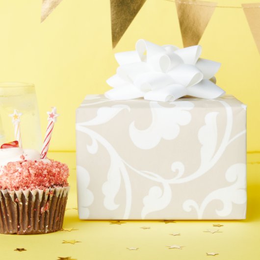 Elegant girale beige florale monogram cadeaupapier (Verjaardagsfeest)