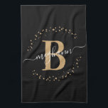 Elegant Girly Black Gold Monogram Name Script Theedoek<br><div class="desc">Meisjes, elegant, modern, zwart en gouden monogram initiaal, naam script, op maat gesneden keukenhanddoek. Met een monogram initiaal en een girale naam script in een handgeschreven kalligrafie spoelt het staartlettertype en een gestippeld cirkelvormig lijst rond uw monogram. Perfect vrouwelijk geschenk voor zus, moeder, vriendin, verjaardag, bruiloft, vrijgezellenfeest, zoete 16-jarige verjaardag,...</div>