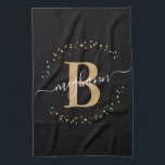 Elegant Girly Black Gold Monogram Name Script Theedoek<br><div class="desc">Meisjes, elegant, modern, zwart en gouden monogram initiaal, naam script, op maat gesneden keukenhanddoek. Met een monogram initiaal en een girale naam script in een handgeschreven kalligrafie spoelt het staartlettertype en een gestippeld cirkelvormig lijst rond uw monogram. Perfect vrouwelijk geschenk voor zus, moeder, vriendin, verjaardag, bruiloft, vrijgezellenfeest, zoete 16-jarige verjaardag,...</div>
