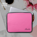 Elegant Girly Leuk Leuk Heet Roze Script Naam Laptop Sleeve<br><div class="desc">Deze schattige hot pink laptophoes heeft een elegante personalisatie en voegt een vleugje plezier toe aan uw werkdag. Het elegante zwarte monogram in script voegt een persoonlijke touch toe en maakt het een uniek accessoire. Perfect om uw laptop te beschermen tegen krassen en stoten, het past goed en veilig. Met...</div>