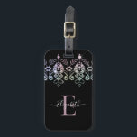 Elegant Girly Sparkle Monogram Naam Bagage Ta Bagagelabel<br><div class="desc">Dit gepersonaliseerde kische bagagelabel heeft een girale edelsteendiamantgrens met witte tekst op een zwarte achtergrond. Pas het bagagelabel aan met de naam van uw keuze, zodat iemand zich extra speciaal voelt. Maakt een leuk cadeau voor verjaardagen of voor Kerstmis, of een cadeau voor je beste vriend. Ontworpen voor jou door...</div>