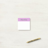 Elegant, glad, plum Background + donkergroene naam Post-it® Notes (Op bureau)