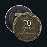 Elegant Gold 70th Birthday Script Bottle Open Button Flesopener<br><div class="desc">De mooie faux goudglitter confetti hoogtepunten op de boven- en ondergrens. Alle tekst kan worden aangepast en kan eenvoudig worden gewijzigd voor uw eigen wensen. Geweldig elegante 70e verjaardag sjabloon. Blauw hout textureerde achtergrond.</div>