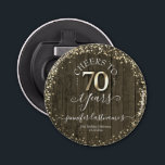 Elegant Gold 70th Birthday Script Bottle Open Button Flesopener<br><div class="desc">De mooie faux goudglitter confetti hoogtepunten op de boven- en ondergrens. Alle tekst kan worden aangepast en kan eenvoudig worden gewijzigd voor uw eigen wensen. Geweldig elegante 70e verjaardag sjabloon. Blauw hout textureerde achtergrond.</div>