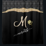 Elegant Gold Black Show Roos monogram op maat Douchegordijn<br><div class="desc">Dit is een uniek douchegordijn vanwege het twee kleurenmonogram — kijk goed en je ziet het detail, dat overblijft als je je personaliseert. Elegant Black markeert het goud, het roos en de naam op dit Shower Curtain, dat een speciale aanraking aan een badkamer zal toevoegen. Bovenaan staat bovendien een glamoureuze...</div>