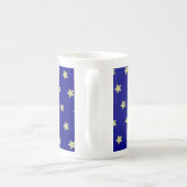 Elegant Gold & Blue Star Pattern Monogram Porselein Kop (Achterkant)