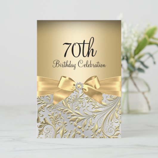 Elegant Gold Bow Floral Swirl 70th Birthday Party Kaart (Staand voorkant)