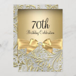 Elegant Gold Bow Floral Swirl 70th Birthday Party Kaart<br><div class="desc">Elegant Gold Bow Floral Swirl 70th Birthday Party Invitation. Elegant gouddiamantstrik en floraal vormontwerp. Let op: alle platte afbeeldingen! Ze hebben geen echte juwelen!</div>