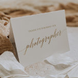 Elegant Gold Calligraphy Photografe Bedankkaart<br><div class="desc">Deze elegante goudkalligrafieffotograaf bedankt dat je kaart perfect is voor een eenvoudige bruiloft. Het neutrale ontwerp is voorzien van een minimalistische kaart met romantische en faux gouden folie-typografie. Opmerking: dit ontwerp is niet voorzien van echte gouden folie. Het is een afbeelding van hoge kwaliteit die gemaakt is om op gouden...</div>