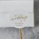 Elegant Gold Calligraphy Wedding Envelope Seals Ronde Sticker<br><div class="desc">Deze elegante goudkalligrafie trouwenvelopzegels zijn perfect voor een eenvoudige bruiloft. Het neutrale ontwerp is voorzien van een minimalistische sticker met romantische en grillige faux gouden folie-typografie. Pas het etiket aan met de namen van de bruid en de bruidegom. Opmerking: dit ontwerp is niet voorzien van echte gouden folie. Het is...</div>