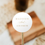 Elegant Gold Calligraphy Wedding Ronde Sticker<br><div class="desc">Eenvoudige,  kalligrafie bruiloft stickers met uw namen in gouden belettering met een witte achtergrond. De gouden huwelijksstickers zijn perfect om te gebruiken voor envelopzegels,  huwelijksgunsten,  en meer! De elegante bruiloft stickers zijn ontworpen om te coördineren met onze Elegant Gold Calligraphy bruiloft collectie.</div>