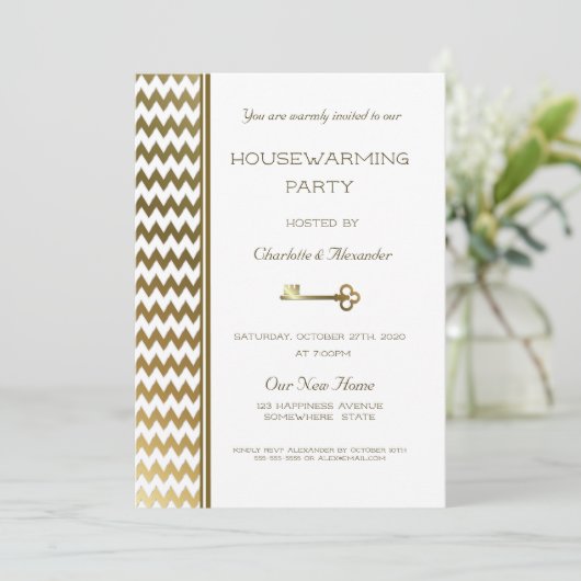 Elegant Gold Chevron Stripes Housewarming Party Kaart (Staand voorkant)