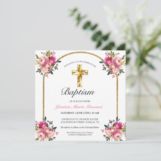 Elegant Gold Cross PInk Floral Baptism Uitnodiging (Staand voorkant)