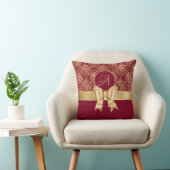 Elegant Gold Damask Monogram op Bourgogne Kussen (Stoel)