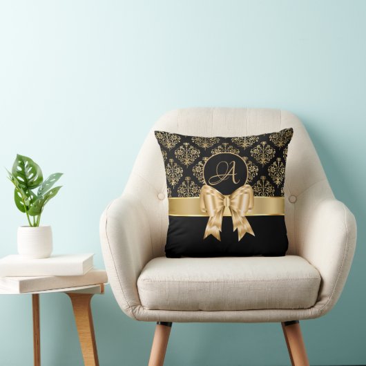 Elegant Gold Damask Monogram op zwart Kussen (Stoel)