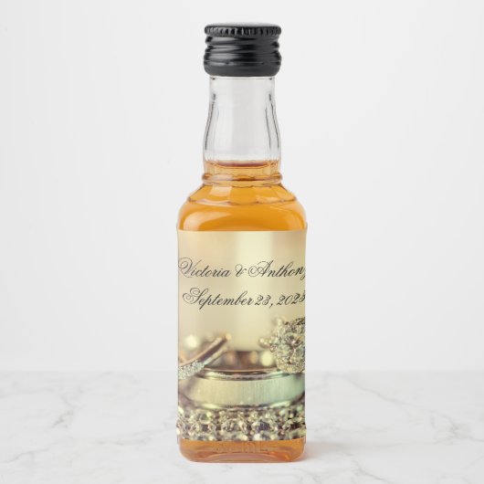 Elegant Gold Date Name Script Weddenschap Likeurfles Etiket (Voorkant)