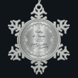 Elegant Gold Diamonds 25th Wedding Jubileum Tin Sneeuwvlok Ornament<br><div class="desc">Opulente elegantie lijsten dit 25e trouwverjaardagsontwerp in een uniek, gescallopeerde diamantontwerp met midden-traandiamant met faux hartvormige diamanten en toegevoegde faux sparkles op een zilvertoongradiënt. Let erop dat alle versieringen gedrukt zijn en alleen gemaakt zijn om zo reëel mogelijk te lijken in een vlak, gedrukt ontwerp. Dit omvat alle metalen uiterlijk...</div>