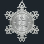 Elegant Gold Diamonds 25th Wedding Jubileum Tin Sneeuwvlok Ornament<br><div class="desc">Opulente elegantie lijsten dit 25e trouwverjaardagsontwerp in een uniek, gescallopeerde diamantontwerp met midden-traandiamant met faux hartvormige diamanten en toegevoegde faux sparkles op een zilvertoongradiënt. Let erop dat alle versieringen gedrukt zijn en alleen gemaakt zijn om zo reëel mogelijk te lijken in een vlak, gedrukt ontwerp. Dit omvat alle metalen uiterlijk...</div>