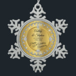 Elegant Gold Diamonds 50th Wedding Jubileum Tin Sneeuwvlok Ornament<br><div class="desc">Opulente elegantie lijsten dit trouwverjaardagsontwerp in een uniek, gescallopeerde diamantontwerp met centrumachtergrond-traardrudiamant met faux hartvormige diamanten en extra faux sparkles op een gouden toongradiënt. Let erop dat alle versieringen gedrukt zijn en alleen gemaakt zijn om zo reëel mogelijk te lijken in een vlak, gedrukt ontwerp. Dit omvat alle metalen uiterlijk...</div>