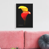 Elegant Gold en Crimson Calla Lilies Canvas Afdruk (Insitu (Woonkamer))