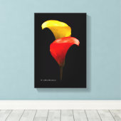Elegant Gold en Crimson Calla Lilies Canvas Afdruk (Insitu (Houten vloer))