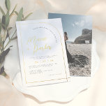 Elegant Gold Foil Arch & Calligraphy Photo Wedding Folie Uitnodiging<br><div class="desc">Minimalistische, maar elegante, aangepaste fotouitnodigingen voor je bruiloft. Een unieke combinatie van eenvoudige vormen, stijlvolle typografie en echte gouden folie details. De voorkant van deze moderne trouwuitnodigingen is voorzien van een minimaal lijst gouden folie rond de chemische typografie. De linkerbovenzijde van het lijst is een elegante curve, terwijl de rechteronderkant...</div>
