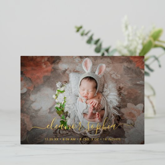Elegant Gold Foil Girl Foto geboorteaankondiging Folie Uitnodiging (Staand Voorkant)